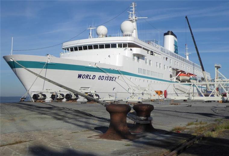 Warum dieses Kreuzfahrtschiff zweimal im Jahr umgebaut wird Ein Kreuzfahrtschiff liegt an der Kaje.