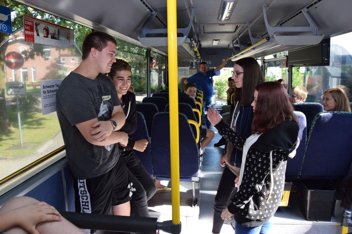 Kommunikation und ein kühler Kopf sind wichtig, wenn Buslotsen eingreifen. Mit Rollenspielen im Bus probten sie die Vorgehensweise. 