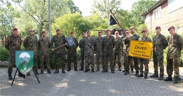 Vier-Abend-Märsche Zeven: Soldaten spielen wichtige Rolle Kompaniechef Major Johannes Stricker (Vierter von links) und „Spieß“ Oberstabsfeldwebel Dirk Beckmann (links) sind mit einem Teil der 7. Kompanie vor dem Unterkunftsgebäude angetreten.