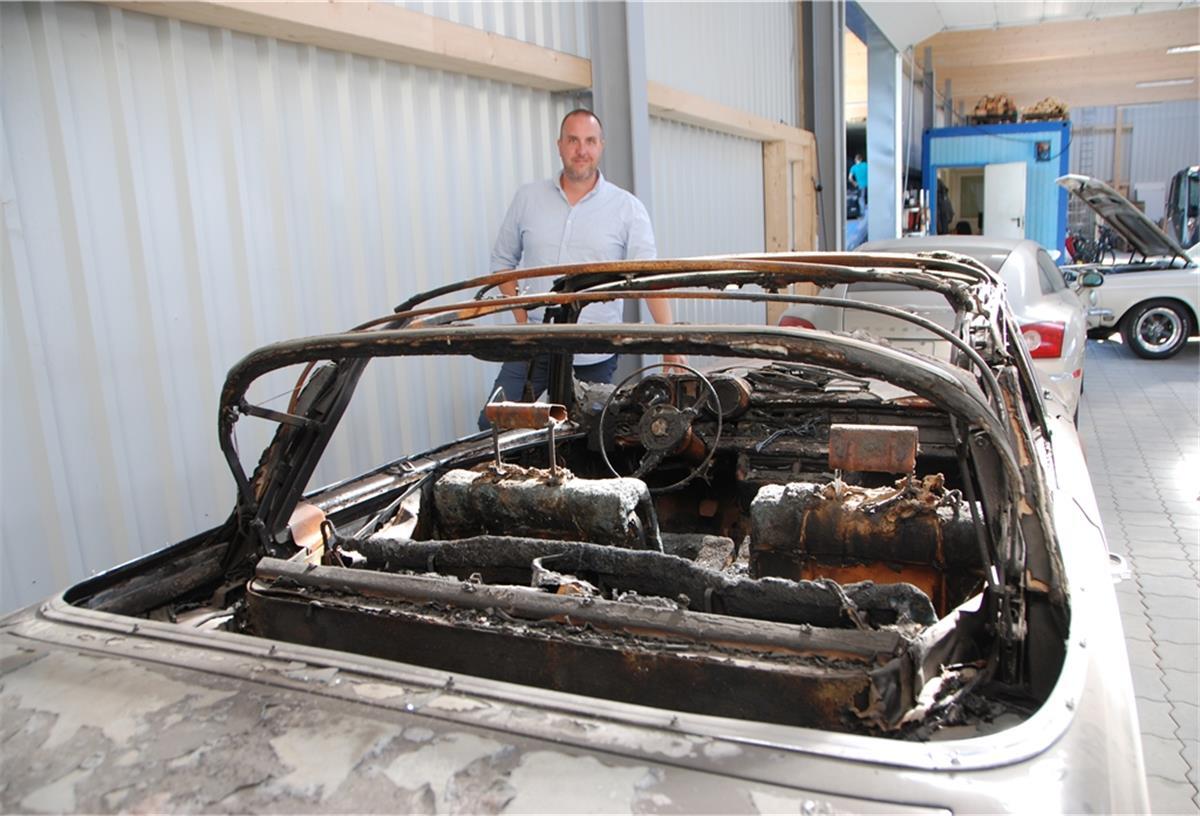Komplett ausgebrannt: ein 1971er Mercedes 280SE Cabrio mit der seltenen 3,5 Liter V8 Maschine. Der Kunde von Markus Freiknecht hat das Wrack in Florida für mehr als 100.000 Euro ersteigert. Jetzt wird es neu aufgebaut und dann rund eine halbe Million Euro wert sein.