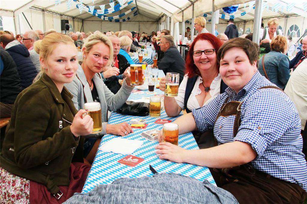 Komplett im Bayern-Outfit traten diese vier Besucher auf. Bayernfest in Wittsted...