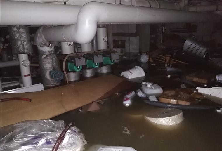 Komplett mit Abwasser vollgelaufen waren die Kellerräume der Grundschule Beverstedt. Am Montag wurde das Wasser abgepumpt, ein Unterricht kann derzeit nicht stattfinden.