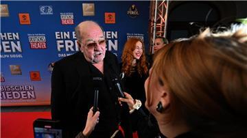 Komponist Ralph Siegel gibt ein Interview vor der München-Premiere seines Musicals „Ein bisschen Frieden“.