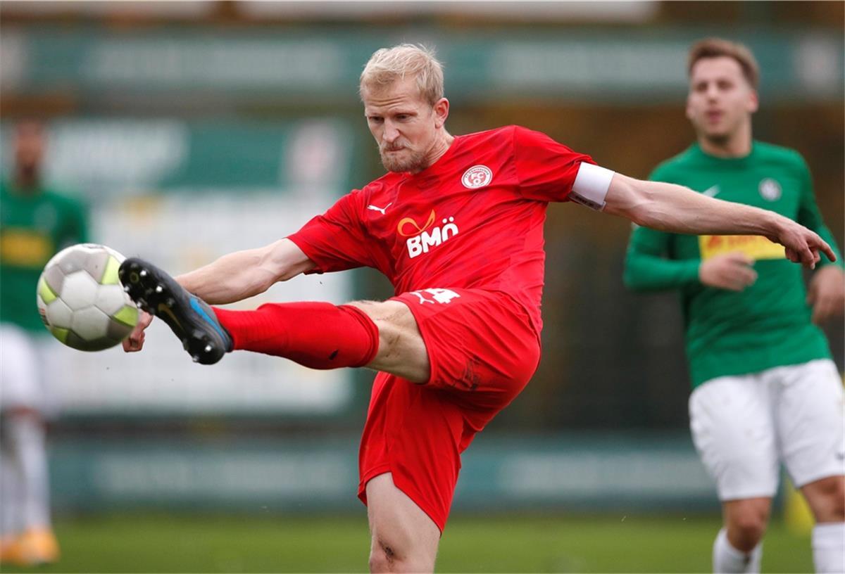 Kompromisslos, wenn es sein muss: Ex-Profi Clemens Schoppenhauer hält die Abwehr des FC Oberneuland zusammen.