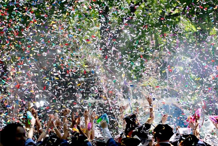 Karneval: Warum wir Norddeutsche keine Fans sind Konfetti auf einer großen Party – HEIN dein Norden