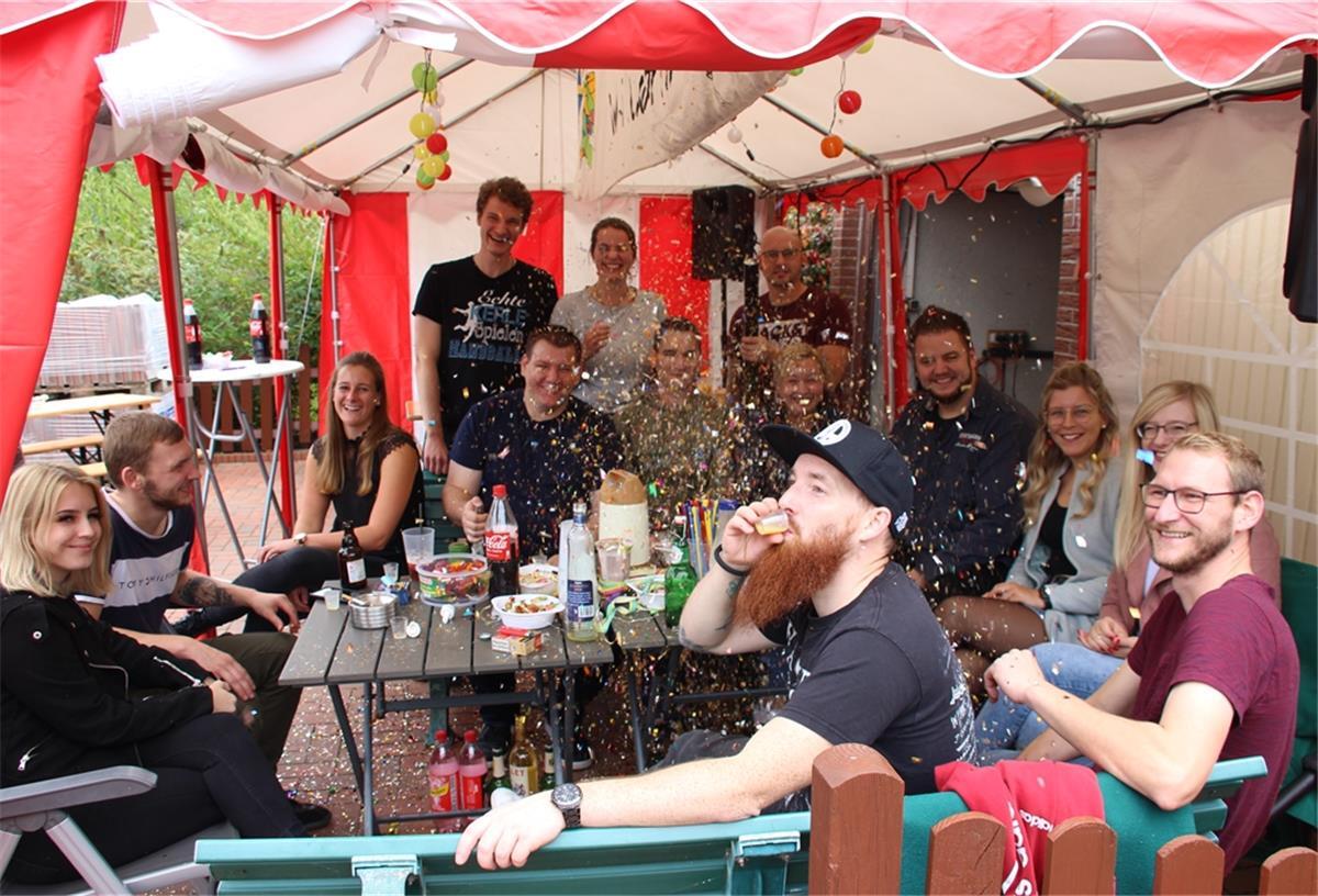 Auch ohne den Rodenkircher Markt feiern die Rodenkircher groß Konfetti regnet es immer wieder bei der Marktparty von Jens und Inge Nordhausen in der Taubenstraße in Rodenkirchen.