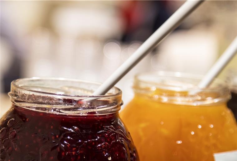 Darum gibt es kaum Bio-Konfitüre Konfitüren gibt es kaum als Bio-Version. Denn Bio-Hersteller verwenden alternative Süßungsmittel statt Zucker. Ihre Produkte nennen sich deshalb Fruchtaufstriche.