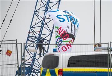 Konflikt um LNG-Terminal: Klimaschutzbewegung blockiert Brunsbüttel-Baustelle