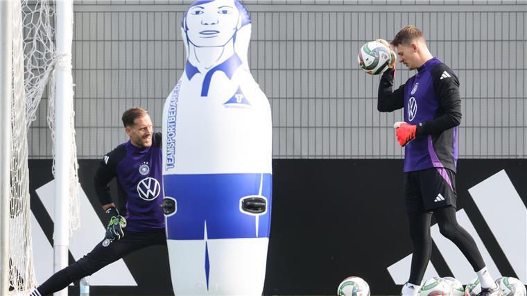 „Traum“ und „Krönung“: Nübel legt vor im Platzhalter-Duell Konkurrenten als Ter-Stegen-Platzhalter: Hoffenheims Oliver Baumann (l) und Stuttgarts Torwart Alexander Nübel.