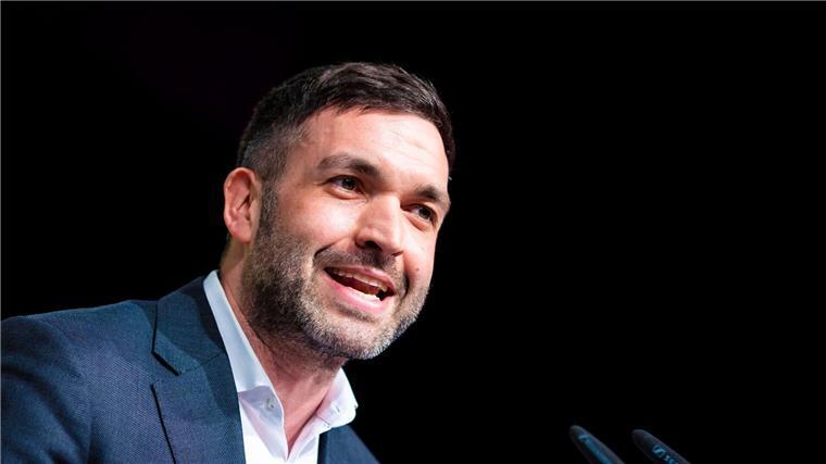 FDP will Landesvorstand wählen Konstantin Kuhle, neuer Landesvorsitzender der FDP Niedersachsen, spricht beim Landesparteitag der FDP Niedersachsen.