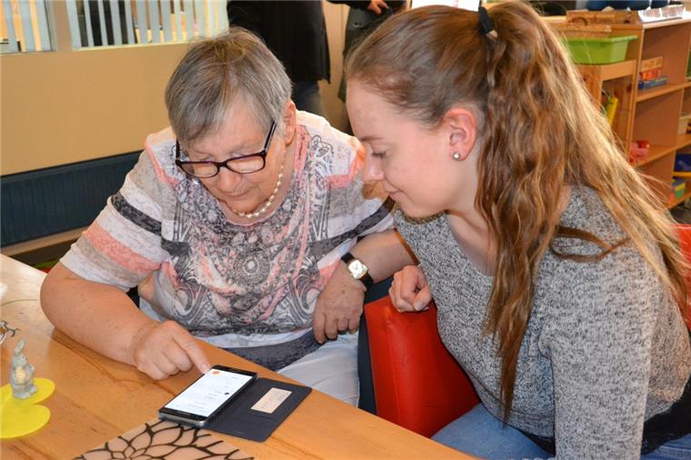 Zeven: Mehrgenerationenhaus hilft bei Fragen rund ums Smartphone Kontakte einspeichern und WhatsApp schreiben: Im Mehrgenerationenhaus in Zeven erklärt Jana Otto, Bundesfreiwilligendienstleistende, der Rentnerin Lene Latzel aus Zeven, wie das funktioniert.