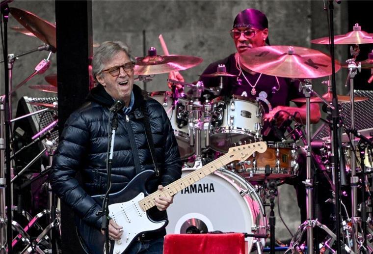 Streitbare Gitarrenlegende: Eric Clapton wird 80 Konzerte sind sein Lebenselixier: Eric Clapton bei einem Konzert auf der Berliner Waldbühne. (Archivbild)