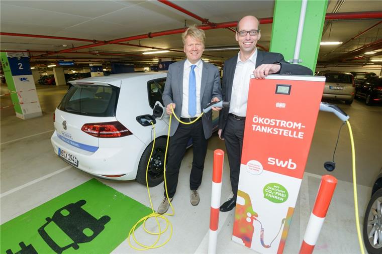 Im Kampf für Elektroautos: Energieversorger sucht Partner für Stromtankstationen Kooperationspartner an der Stromtankstelle im Parkhaus Havenwelten: Sieghard Lückehe, Geschäftsführer Stäwog Bremerhaven (links), und Axel Siemsen, Geschäftsführer SWB Bremerhaven.