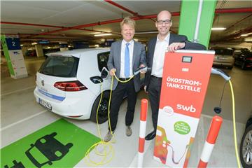 Kooperationspartner an der Stromtankstelle im Parkhaus Havenwelten: Sieghard Lückehe, Geschäftsführer Stäwog Bremerhaven (links), und Axel Siemsen, Geschäftsführer SWB Bremerhaven.