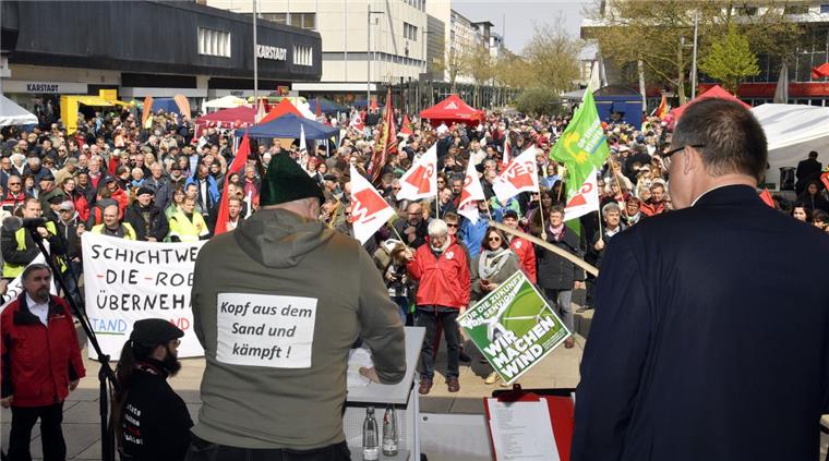 Kopf aus dem Sand und kämpft: Diese Aufschrift hatte sich Alan-Thomas Bruce, Betriebsratsvorsitzender bei Powerblades, an die Jacke geheftet. Die Unternehmensleitung hat den Rettungsplan des Betriebsrates aber abgelehnt. 