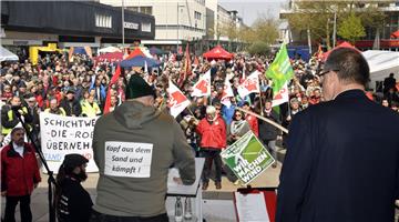 Kopf aus dem Sand und kämpft: Diese Aufschrift hatte sich Alan-Thomas Bruce, Betriebsratsvorsitzender bei Powerblades, an die Jacke geheftet. Die Unternehmensleitung hat den Rettungsplan des Betriebsrates aber abgelehnt. 