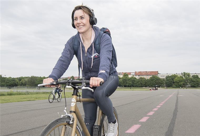 Auf dem Rad und im Auto: Was bei Kopfhörern zu beachten ist Kopfhörer sollten - wenn überhaupt - nur so genutzt werden, dass die Geräusche der Umgebung im Verkehr noch wahrgenommen werden können.
