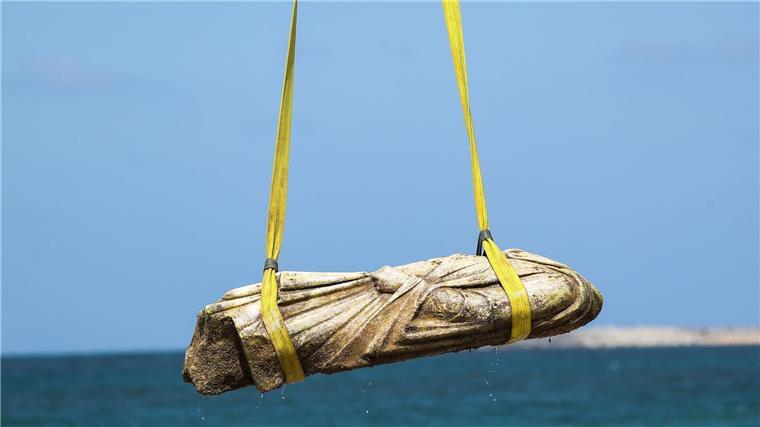 Kopflose Statue aus dem Mittelmeer. Ägypten setzt auf Kulturtourismus und vermarktet antike Funde bei Presseterminen.