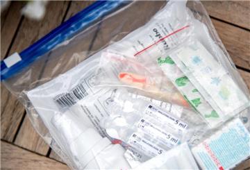 Eine Reiseapotheke in einem Zip-Beutel