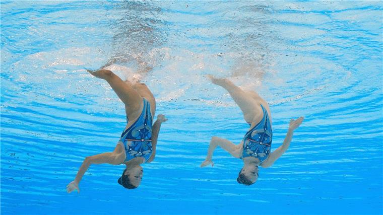 Über und unter Wasser zu Musik bewegen Kopfüber ins WM-Finale: die Synchronschwimmerinnen Amelie Blumenthal Haz (links) und Klara Bleyer