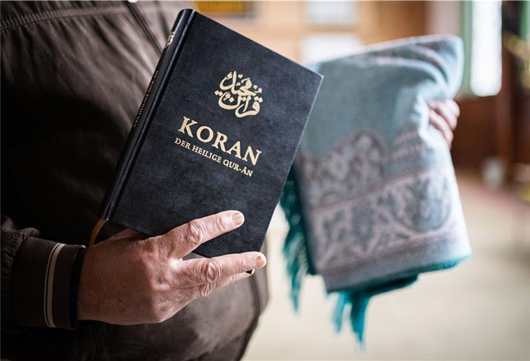 Tag der offenen Moschee auch in Bremerhaven Koran und Gebetsteppich: Wer mehr über sie erfahren will, sollte am Tag der offenen Moschee vielleicht ein muslimisches Gotteshaus besuchen.