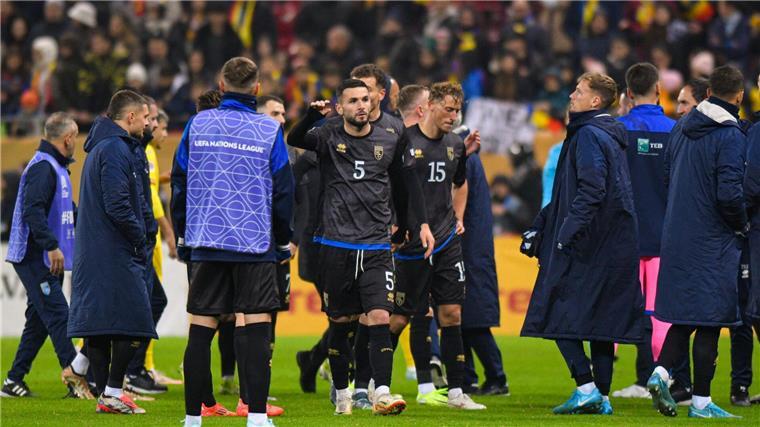 Kosovos Nationalmannschaft verlässt vorzeitig das Spielfeld. 