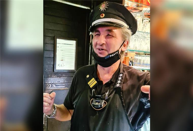 Nach Überfall auf Kellner Kosta: Gäste trauern, Verdächtige in U-Haft Kosta Fasulas liebte alles, was mit Polizeiausstattung zu tun hat - er sammelte Mützen, Sterne, sogar Handschellen.