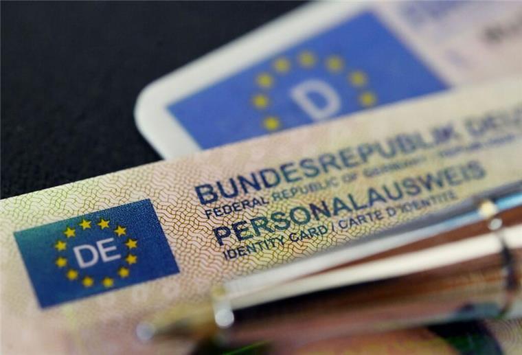 Ein Personalausweis der Bundesrepublik Deutschland liegt auf einem Führerschein.