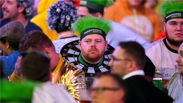 Hitzige Debatte um Transfrau bei Darts-WM Kostümierte Fans sind im Alexandra Palace Standard.