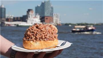 Krabbenbrötchen sind auch dieses Frühjahr vielerorts sehr teuer.