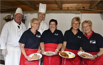 Krabbenbrote mit Spiegelei, Krabbenfrikadellen und frische Maischollen mit Karto...