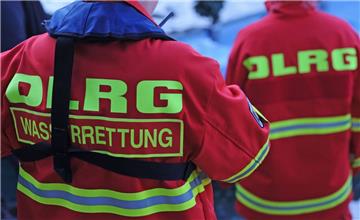 Kräfte der DLRG haben eine 73-Jährige aus einer misslichen Lage befreit. 