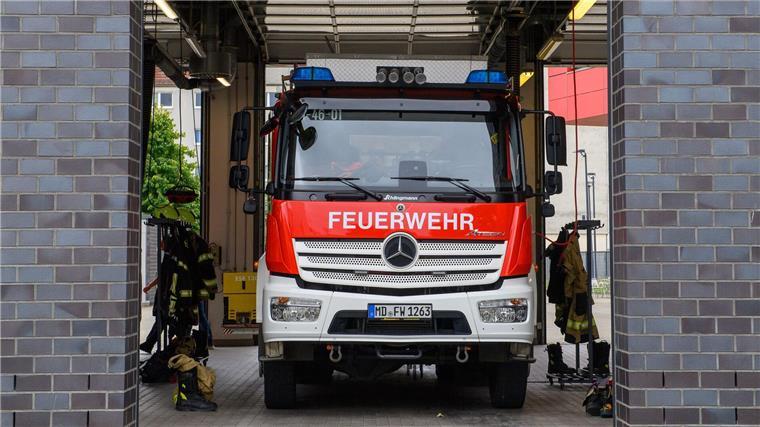 Kräfte der Feuerwehr rücken auf ein Feld aus, um nicht nur einen Traktor, sondern auch das Feld selbst zu löschen. (Symbolbild)