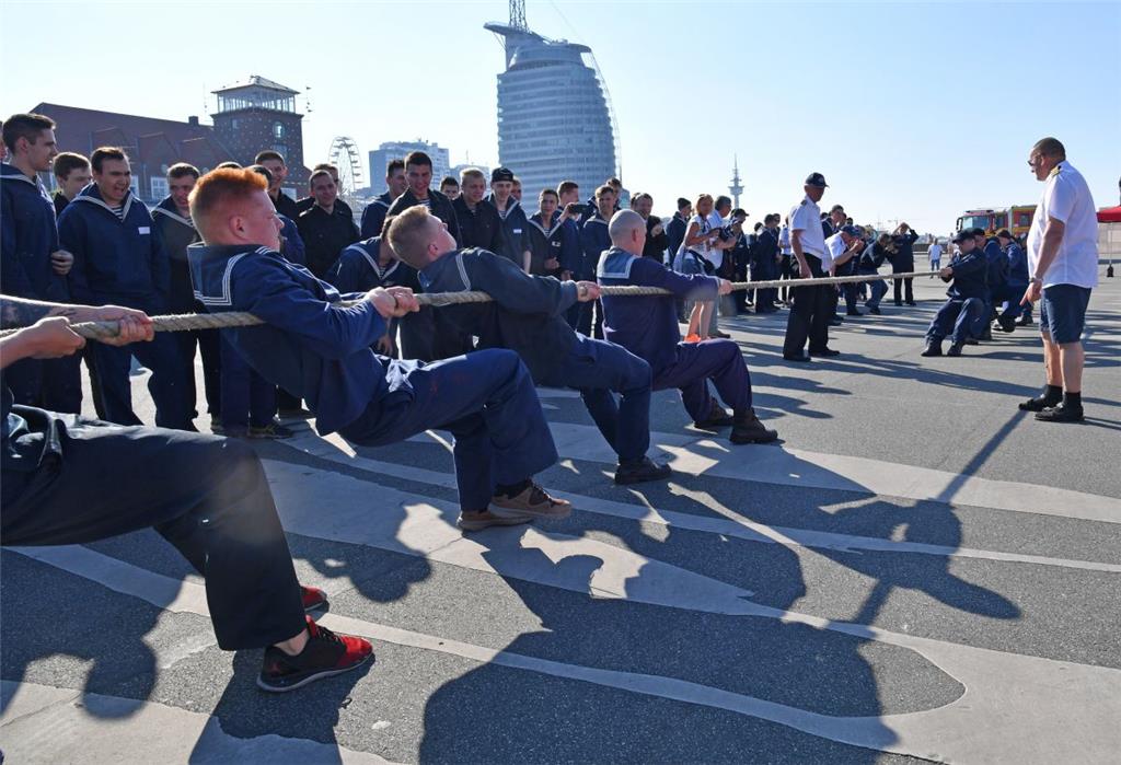 Kräftige Besatzung gegen kräftige Besatzung: &quot;Mir&quot; gegen &quot;Sedov&q...