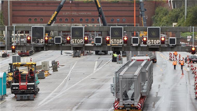 Kräne und Baumaschinen stehen auf einer Baustelle auf der Nordseite vor dem Elbtunnel.