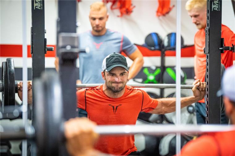 Bei den Pinguins-Spielern fließt schon der Schweiß Krafttraining der Fischtown Pinguins in der Eisarena Bremerhaven: Dominik Uher an der Langhantel.
