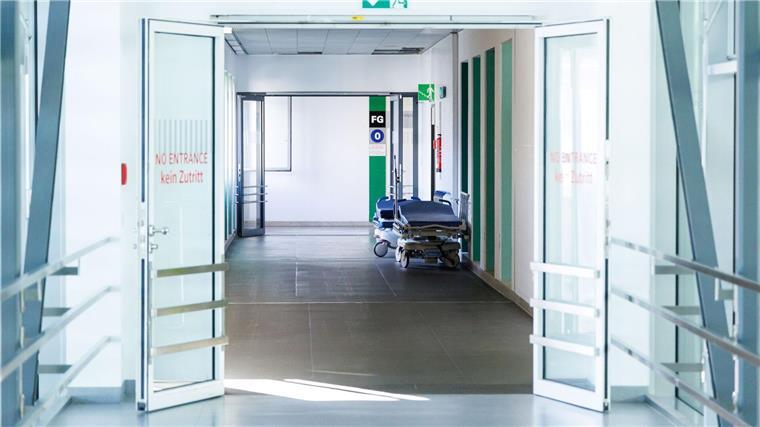 Umfrage: Gut jeder Vierte - Angst vor Krankenhausaufenthalt Krankenbetten stehen in einem Gang in einem Krankenhaus.