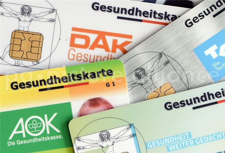 Auch die Krankenkasse wird teurer Viele Versicherungskarten von Krankenkassen liegen übereinander.
