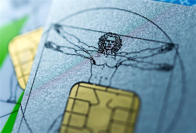 Lipödem: Krankenkassen übernehmen Fettabsaugung - mit Bedingungen Der Chip einer Gesundheitskarte.
