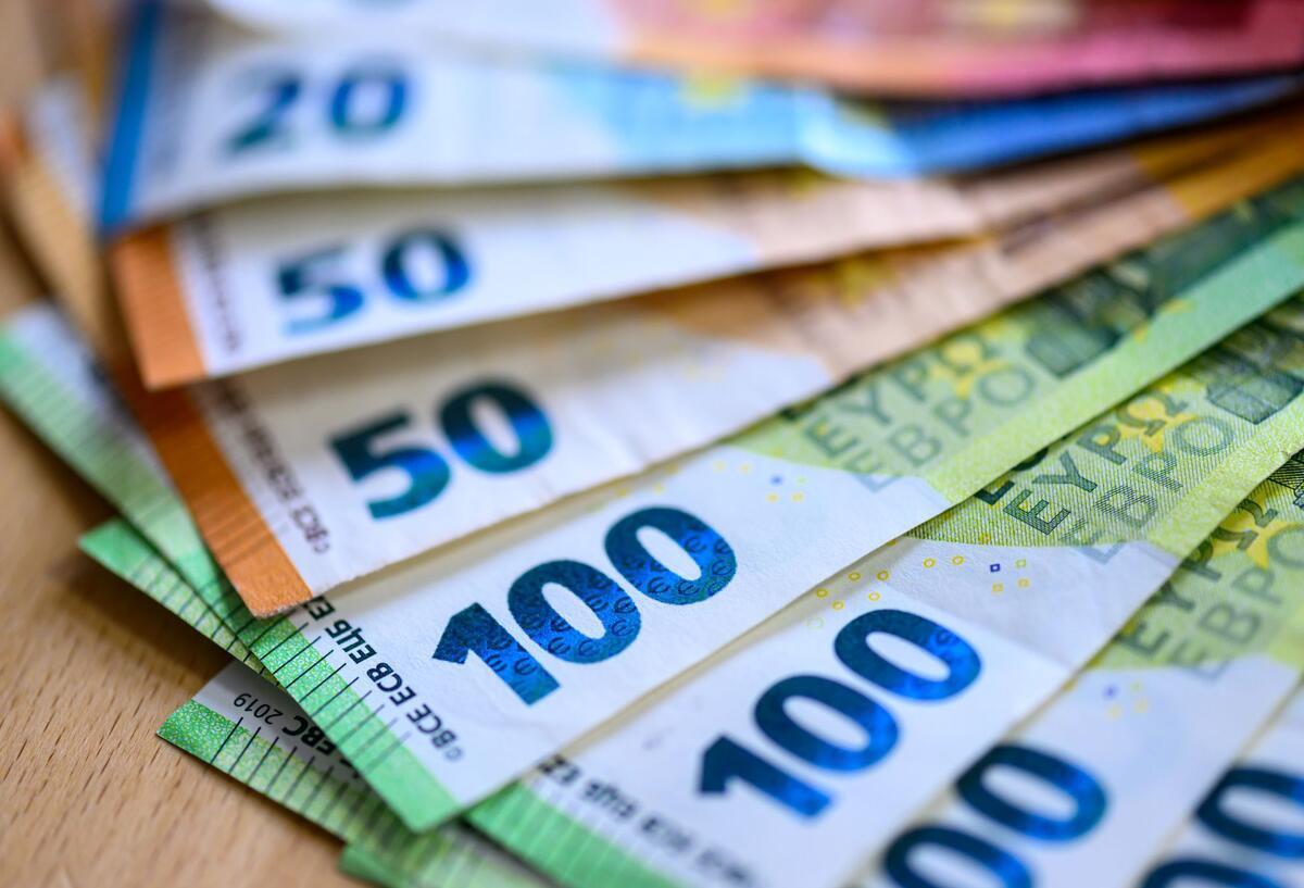 Krankenkassen-Zuzahlungen sollen um 50 Prozent steigen: Das kommt auf dich zu Geldscheine liegen auf einem Tisch.