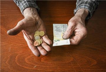 Ein älterer Mann hält Münzen und einen Geldschein in seinen Händen am 7. April 2021 in Osnabrück. ...Zum KNA-Text: Oxfam-Studie: Reiche werden immer reicher und einflussreicher