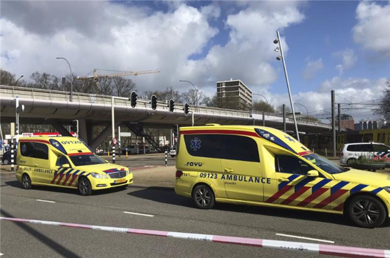 Utrecht: Schüsse in Straßenbahn - Mehrere Verletzte Krankenwagen stehen auf einer Straße in Utrecht. Nach Angaben der Polizei sollen hier in einer Straßenbahn Schüsse gefallen sein.