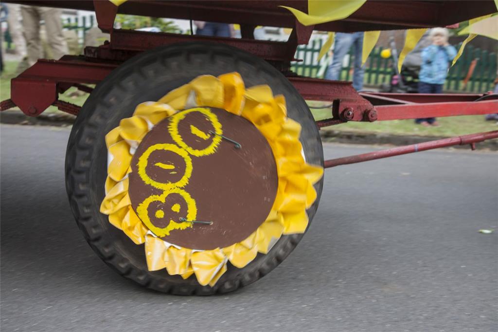 Kreativ bis ins Detail: hier eine Sonnenblume als Wagenrad-Deko. Foto: Leuschner