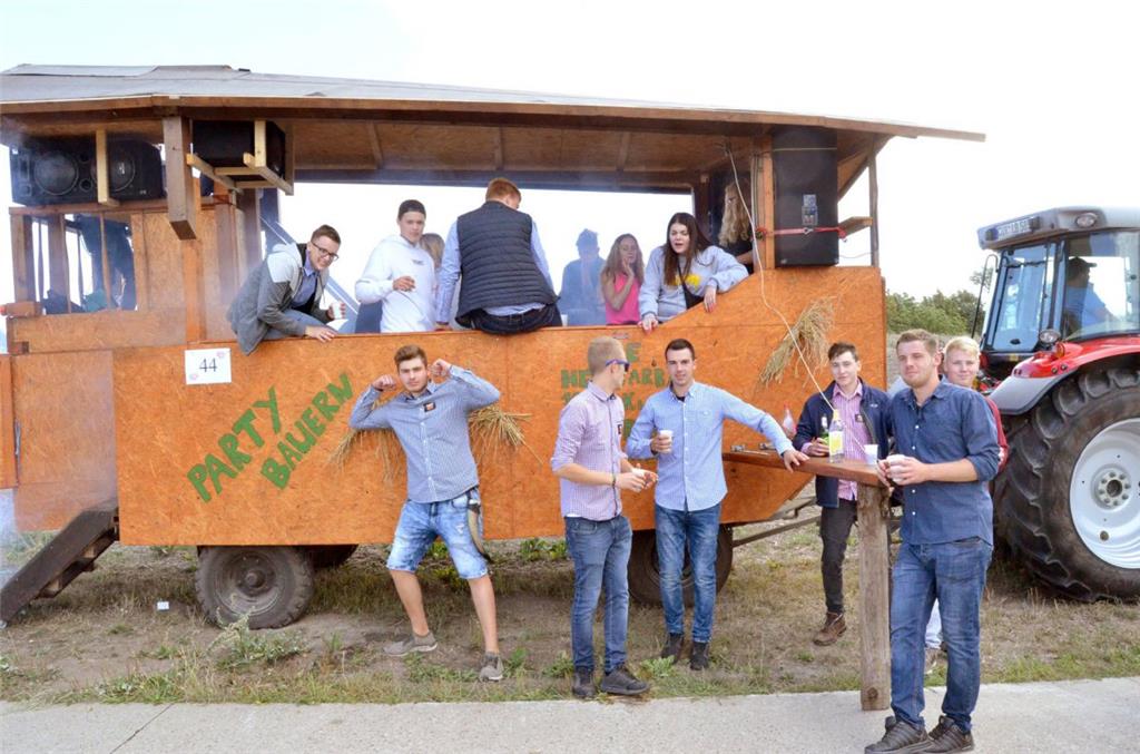 Kreative Kostüme und bunte Wagen: Der Umzug in Dedesdorf ist immer wieder ein Höhepunkt: Foto: Schmonsees