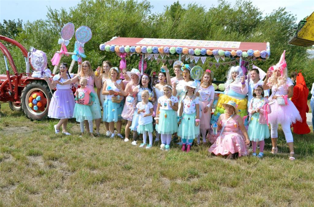 Kreative Kostüme und bunte Wagen: Der Umzug in Dedesdorf ist immer wieder ein Hö...