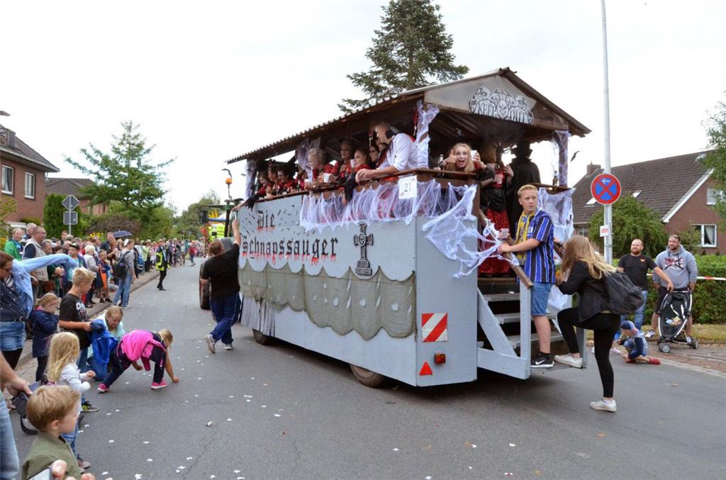 Kreative Kostüme und bunte Wagen: Der Umzug in Dedesdorf ist immer wieder ein Hö...