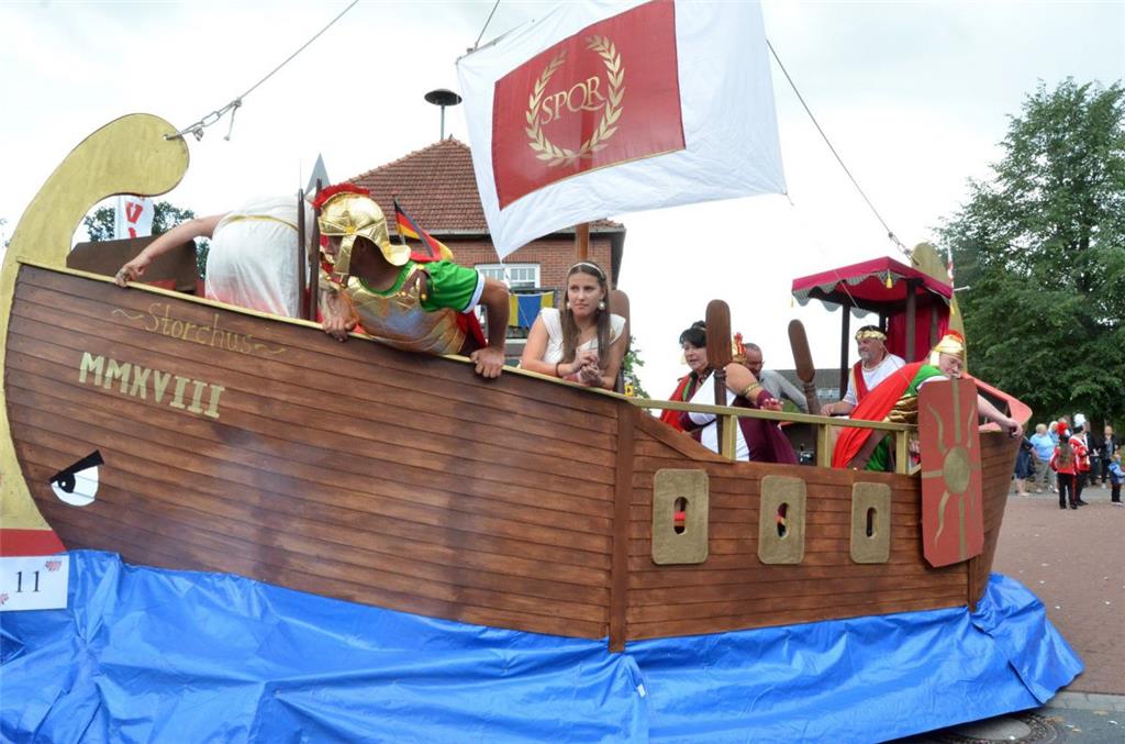 Kreative Kostüme und bunte Wagen: Der Umzug in Dedesdorf ist immer wieder ein Hö...