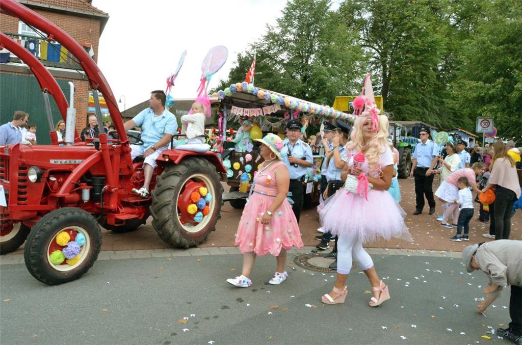 Kreative Kostüme und bunte Wagen: Der Umzug in Dedesdorf ist immer wieder ein Hö...