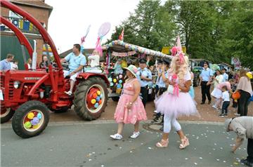 Kreative Kostüme und bunte Wagen: Der Umzug in Dedesdorf ist immer wieder ein Hö...