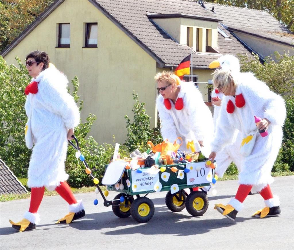 Kreative Kostüme und bunte Wagen: Der Umzug in Dedesdorf ist immer wieder ein Hö...